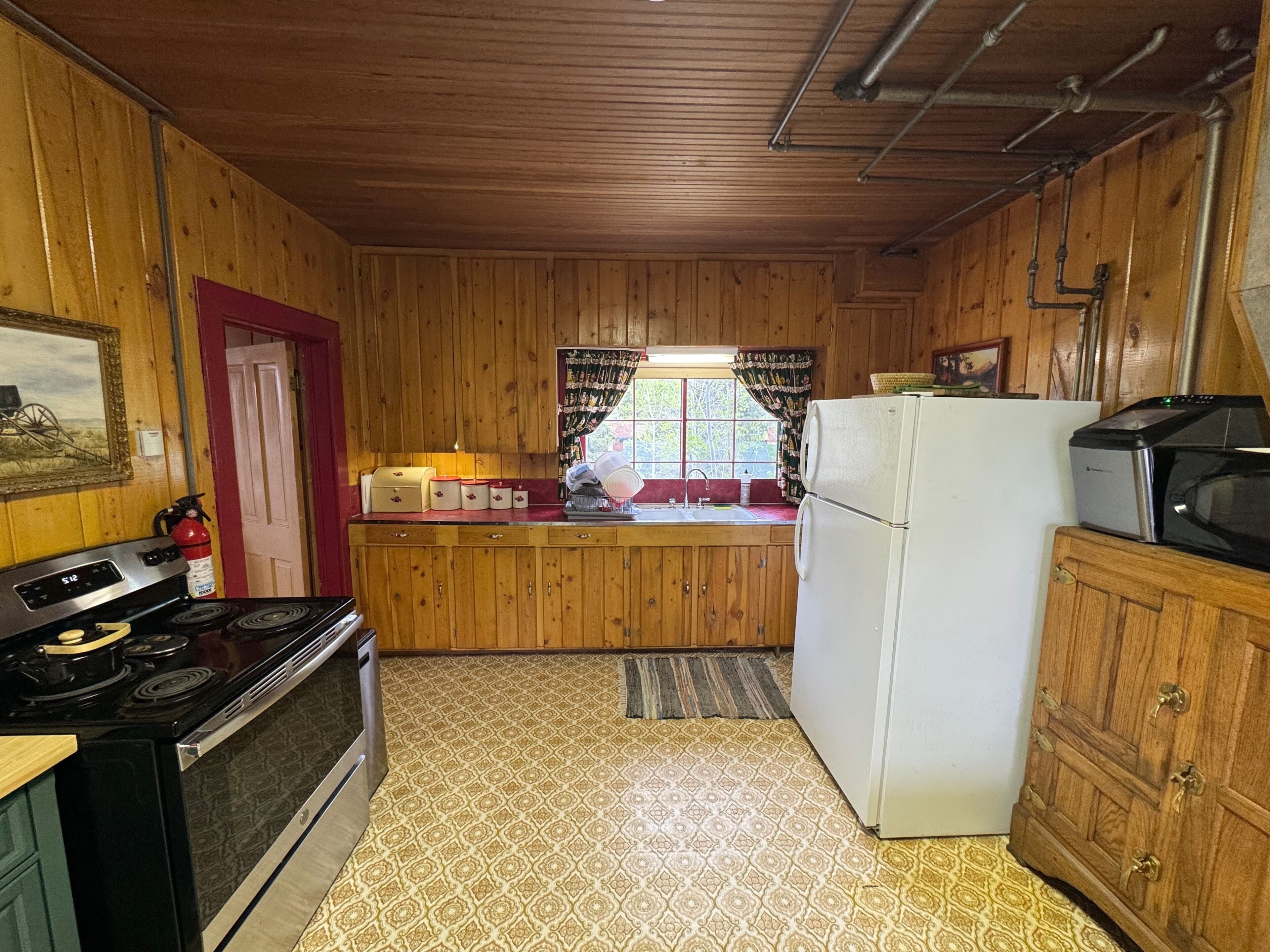 Réfrigérateur, four à micro-ondes, un four, surface de cuisson