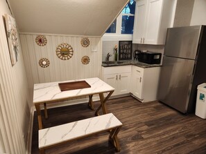 Refrigerador, microondas, parrilla de estufa y cafetera y tetera