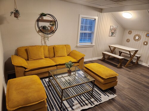 Private 2BR Apartment w/ Private Entrance – Entire Upstairs Unit