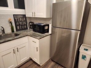 Geladeira, micro-ondas, cooktop, cafeteira/chaleira