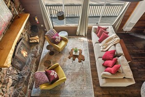 Smart TV, fireplace, books - Stylish & Cozy "Nut House" - Great & Game Room - Spa (Big Bear)
