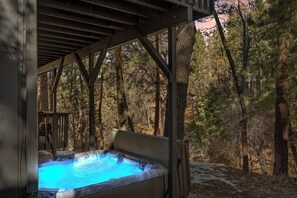 Outdoor spa tub - Stylish & Cozy "Nut House" - Great & Game Room - Spa (Big Bear)