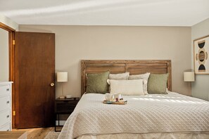 3 bedrooms, desk, iron/ironing board, travel cot - Stylish & Cozy "Nut House" - Great & Game Room - Spa (Big Bear)