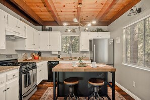 Fridge, microwave, oven, stovetop - Stylish & Cozy "Nut House" - Great & Game Room - Spa (Big Bear)