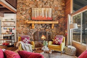 Interior - Stylish & Cozy "Nut House" - Great & Game Room - Spa (Big Bear)