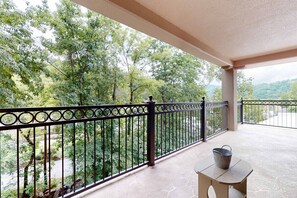 Property grounds - Creekside Condo with Pool, Walk Downtown (Gatlinburg)