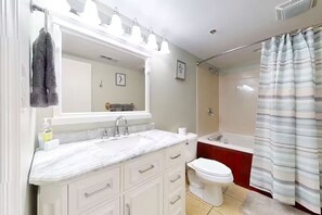 Secadora de cabello, toallas, jabón, papel de baño