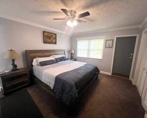 2 bedrooms, free WiFi, bed sheets - Creekside Condo with Pool, Walk Downtown (Gatlinburg)