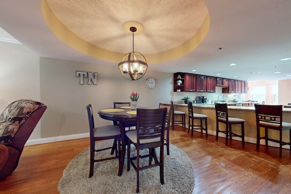 Dining - Creekside Condo with Pool, Walk Downtown (Gatlinburg)
