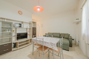 Superior-Apartment, Balkon, Blick auf den Innenhof | Wohnbereich | 32-Zoll-Flachbildfernseher mit Kabelempfang