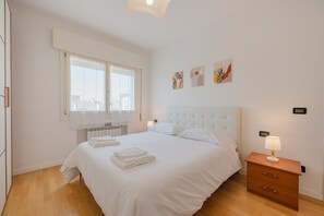Superior-Apartment, Balkon, Blick auf den Innenhof | Hochwertige Bettwaren, Daunenbettdecken, Verdunkelungsvorhänge