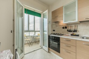 Superior-lejlighed - balkon - udsigt til gårdsplads | Privat køkken