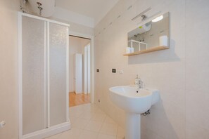 Superior-Apartment, Balkon, Blick auf den Innenhof | Badezimmer | Bidet