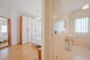 Superior-Apartment, Balkon, Blick auf den Innenhof | Hochwertige Bettwaren, Daunenbettdecken, Verdunkelungsvorhänge