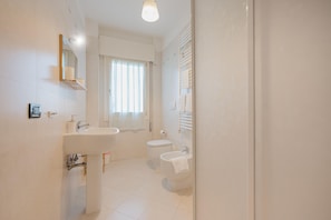Superior-Apartment, Balkon, Blick auf den Innenhof | Badezimmer | Bidet