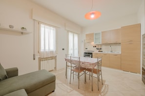 Superior-Apartment, Balkon, Blick auf den Innenhof | Eigene Küche | Espressomaschine, Wasserkocher mit Kaffee-/Teezubehör, Wasserkocher
