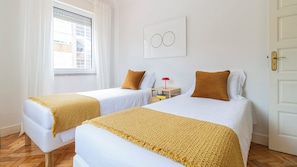 2 slaapkamers, een strijkplank/strijkijzer, internet, beddengoed