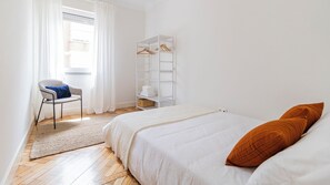 2 bedrooms, iron/ironing board, internet, bed sheets