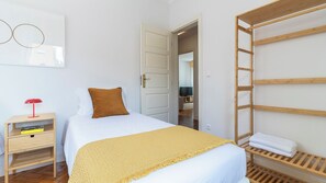 2 quartos, ferros/tábuas de passar roupa, acesso à internet