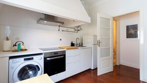 A modern kitchen with a built-in dishwasher, oven, and washing machine. - Fully equipped apartment in Barroselas, Viana do Castelo (Barroselas)