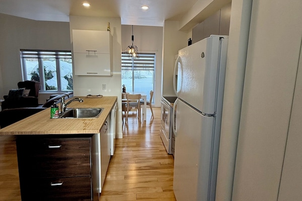 Réfrigérateur, four à micro-ondes, un four, surface de cuisson