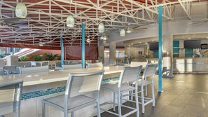 Amplio espacio interior con techo alto, diversas opciones de asientos y una barra con salpicadero de azulejos.