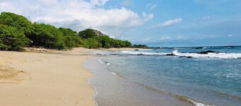 Beachfront CASA ANDREA, Playa Negra/private pool.Steps away from "private" beach
