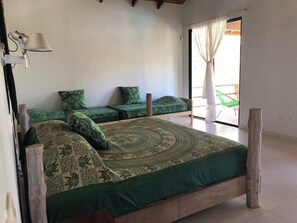 4 室のベッドルーム、デスク、WiFi (無料)、ベッドシーツ