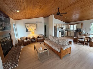 Smart TV, computer monitors - Waterfront, Dock, Deck, Walk to the Beach, bring your kayaks/boat! (South Bethany)