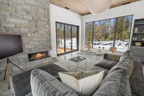 Een smart-tv, een open haard, boeken en een stereo