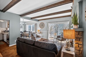 Living area - True Ski-In/Ski-Out at Sugar Mtn (Bee Branch #2) (Sugar Mountain)