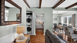 Un intérieur moderne comprenant un coin repas, une cuisine et un espace de vie.