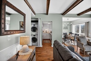 Un interno moderno con zona pranzo, cucina e soggiorno.