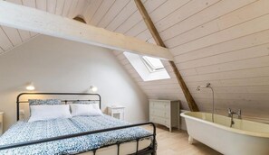 Tabla de planchar con plancha, wifi y ropa de cama 