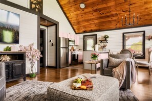 TV, fireplace - 2Mi to Pkway|hot tub|cute cabin (Sevierville)