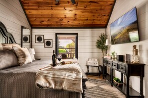 1 bedroom, desk, iron/ironing board, free WiFi - 2Mi to Pkway|hot tub|cute cabin (Sevierville)