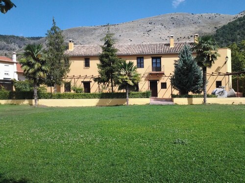 Rustic and cozy room with private bathroom, double bed and garden view.