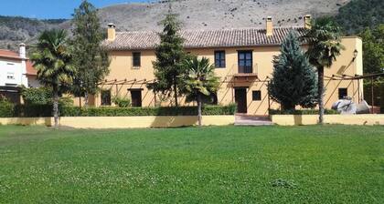 Rustic and cozy room with private bathroom, double bed and garden view.