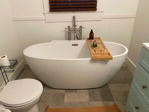 Bidé, handdukar, tvål och toalettpapper