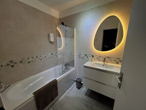Towels, toilet paper - Les Ulis beautiful fully equipped 2-room apartment  (Les Ulis)
