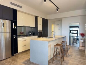 Fridge, microwave, oven, stovetop - Spacious Luxury 2BR apartment@Southbank w/parking (South Brisbane)
