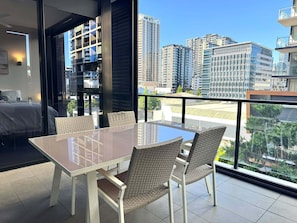 Outdoor dining - Spacious Luxury 2BR apartment@Southbank w/parking (South Brisbane)