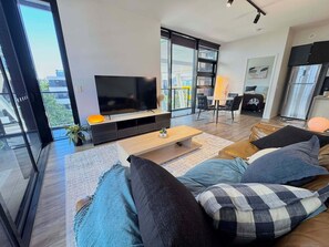Smart TV - Spacious Luxury 2BR apartment@Southbank w/parking (South Brisbane)