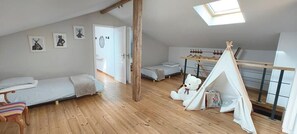 8 slaapkamers, een strijkplank/strijkijzer, reisbedje, wifi