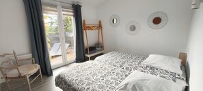 8 bedrooms, iron/ironing board, travel cot, WiFi - Propriété 22 pers. avec jardin et piscine (Le Rouret)
