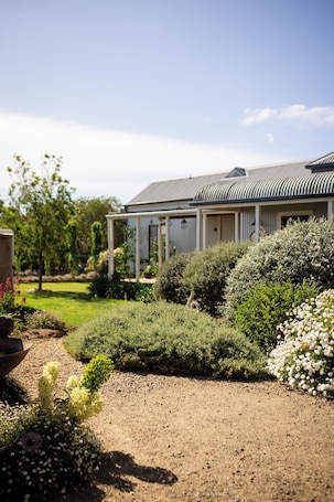 Property grounds. Drovers Run B&B and Events Venue
