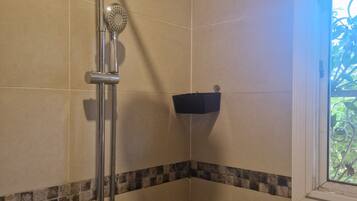 Douche, bidet, serviettes fournies, savon