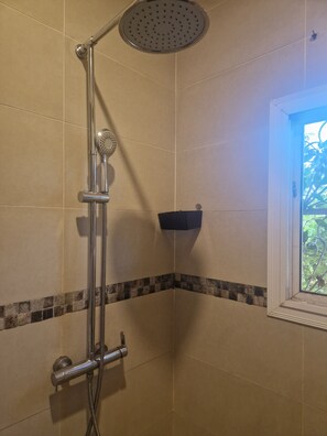 Shower, bidet, towels, soap - 14 Blue bird estate (Ghana Town)