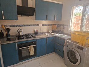 Private kitchen - 14 Blue bird estate (Ghana Town)