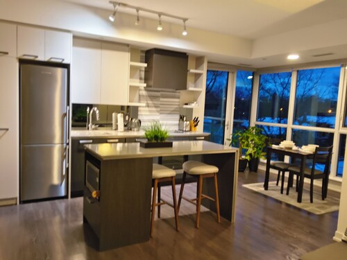 luxurious One bed room&den with Parking